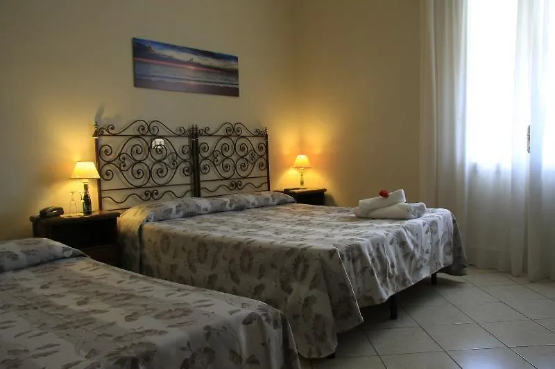 Hotel La Pineta Al Mare Forte dei Marmi 3*,  Italia